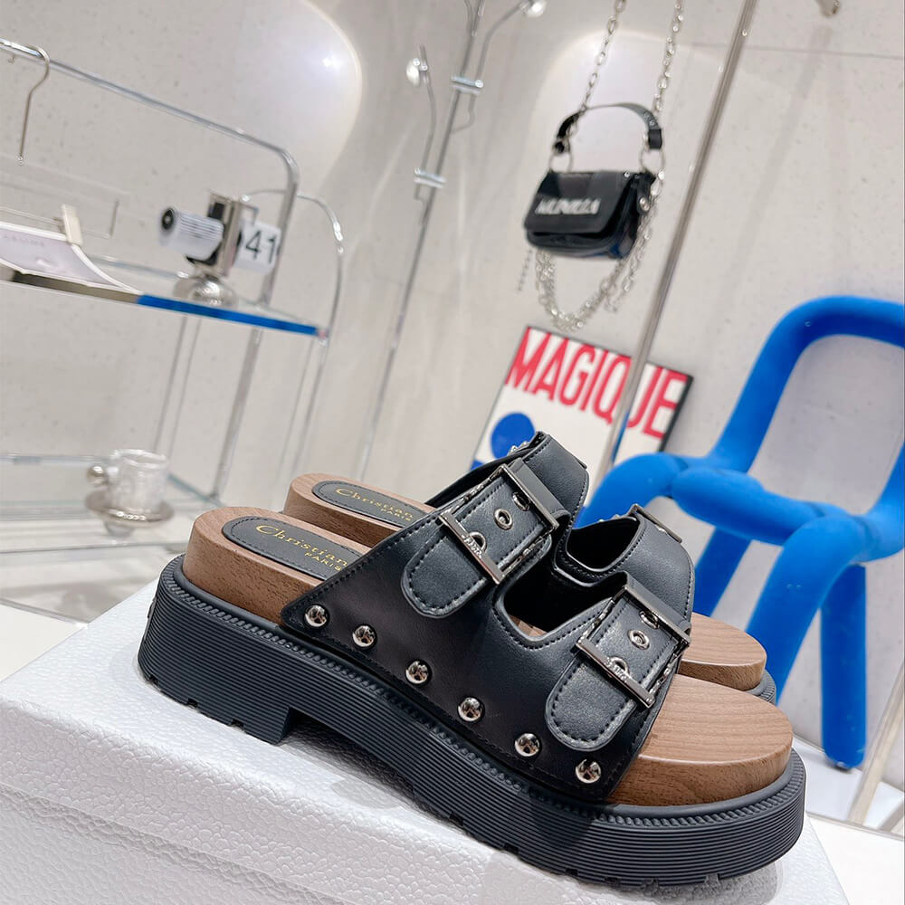 D10rquake strap sandal