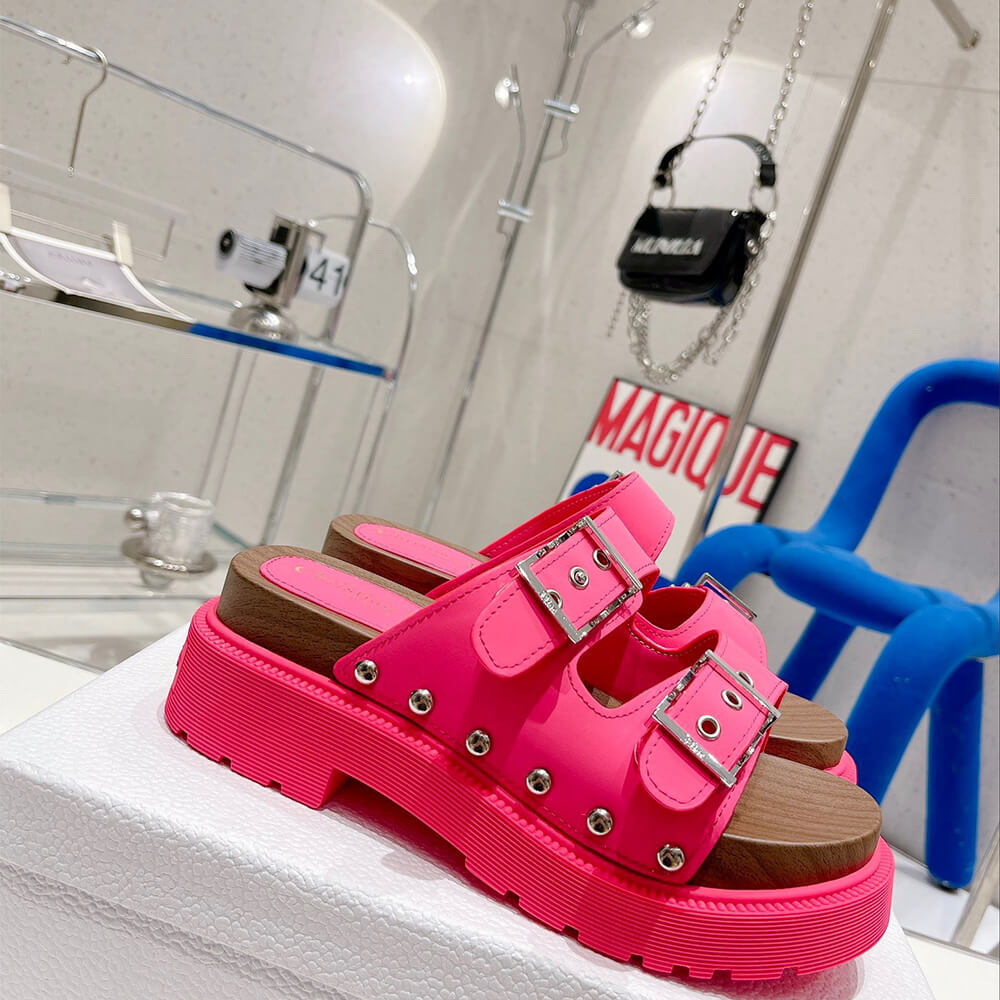 D10rquake strap sandal