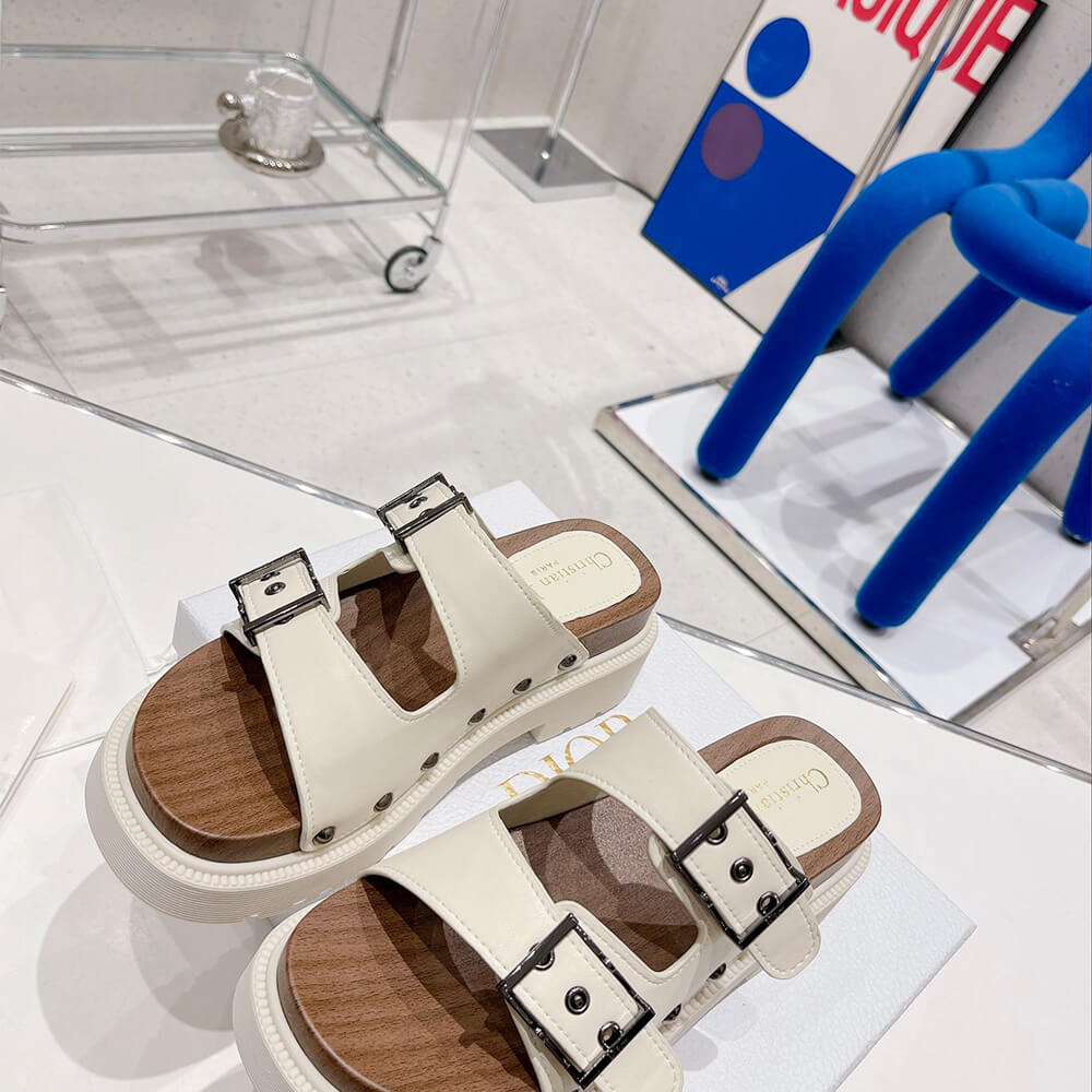 D10rquake strap sandal
