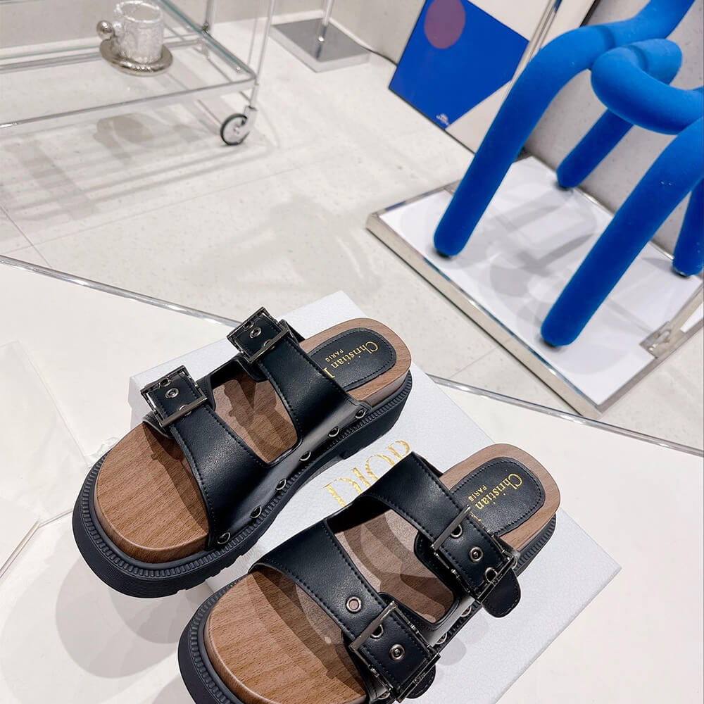 D10rquake strap sandal
