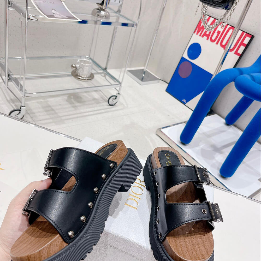 D10rquake strap sandal