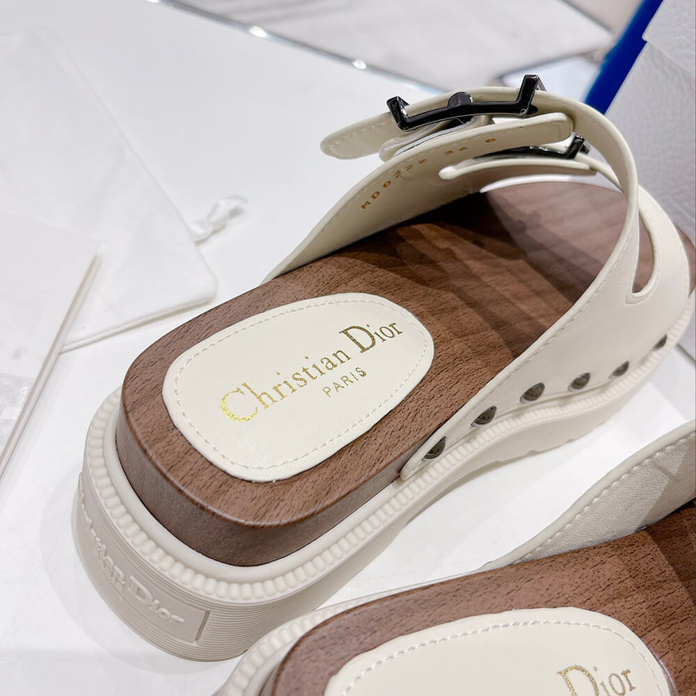 D10rquake strap sandal