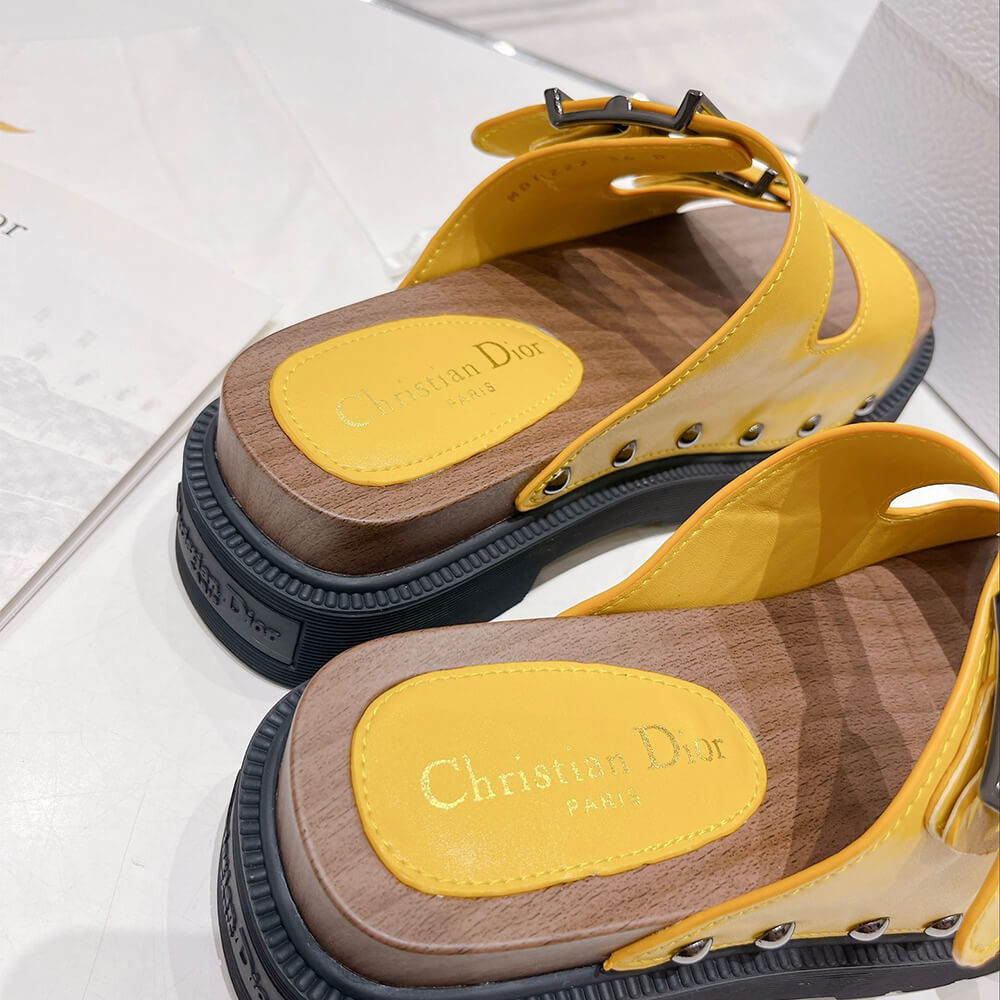 D10rquake strap sandal