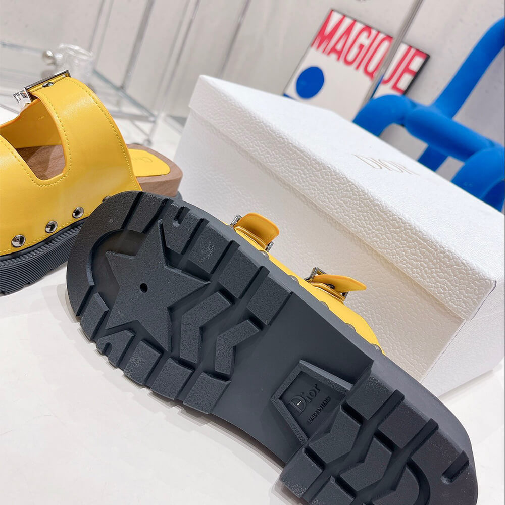 D10rquake strap sandal