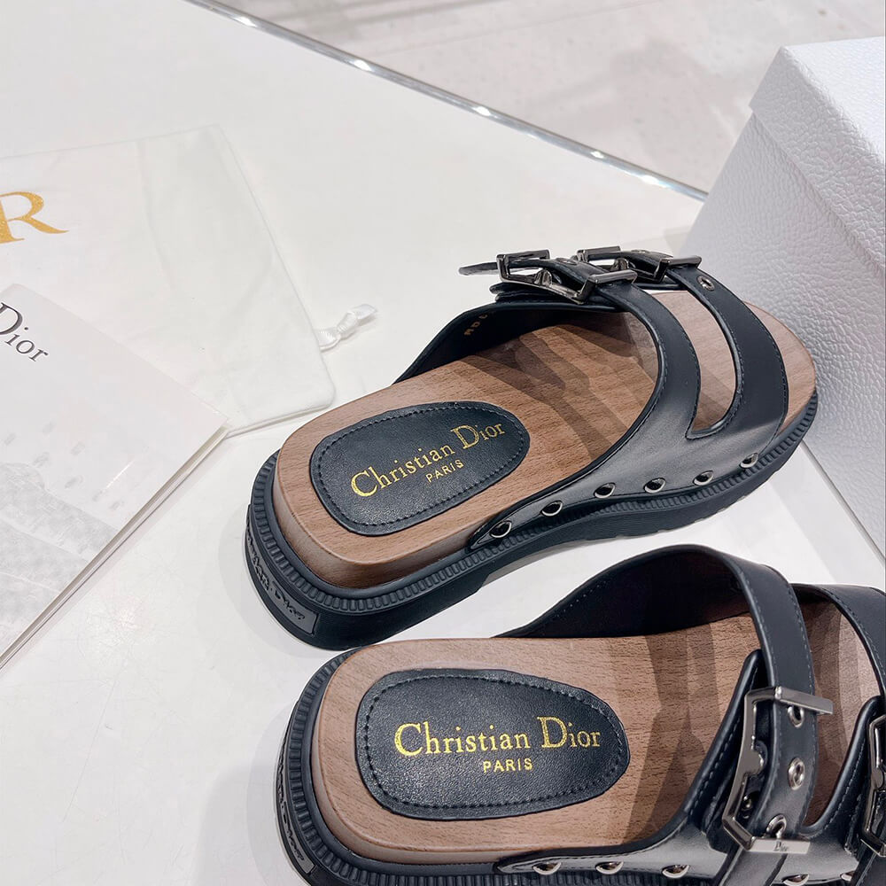D10rquake strap sandal