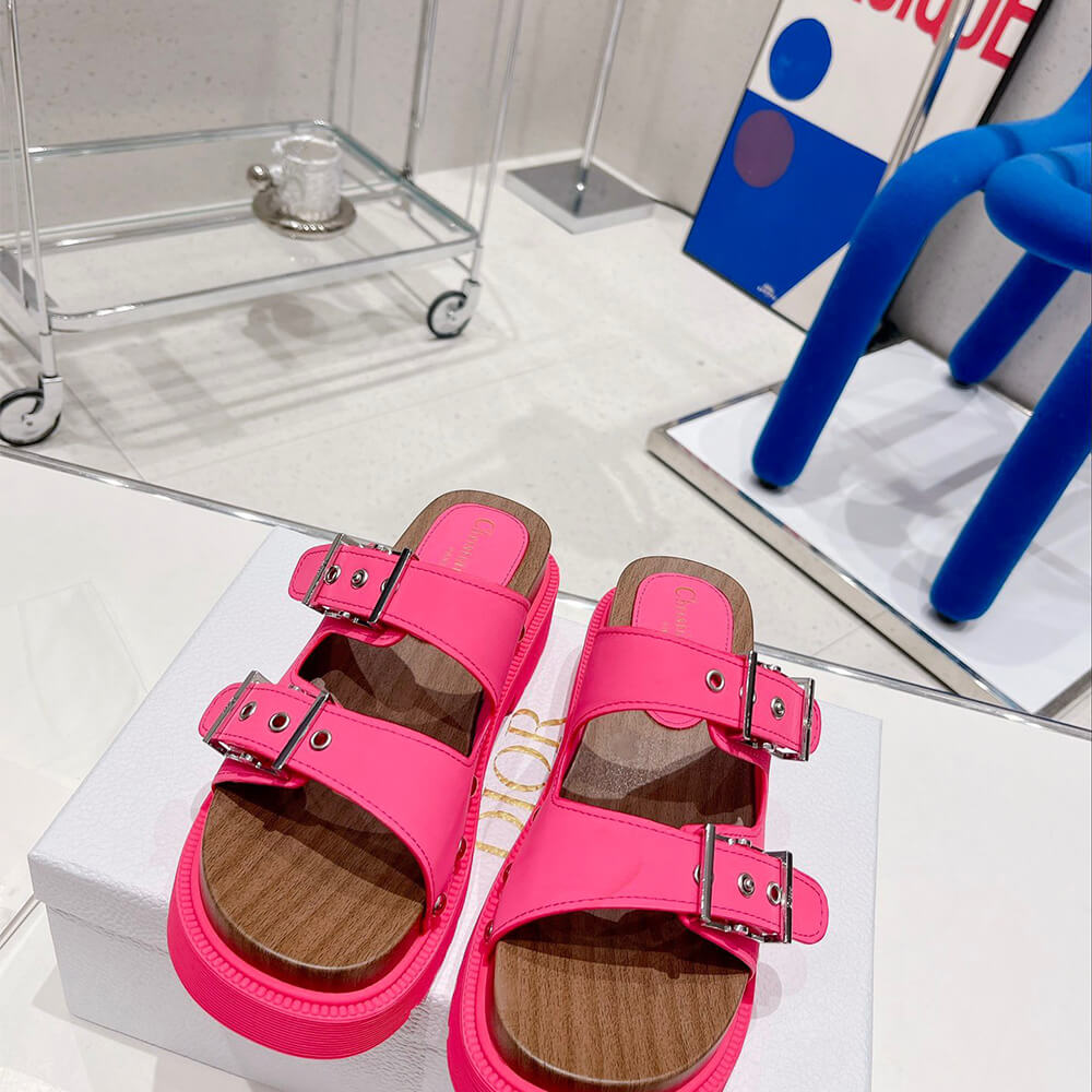 D10rquake strap sandal