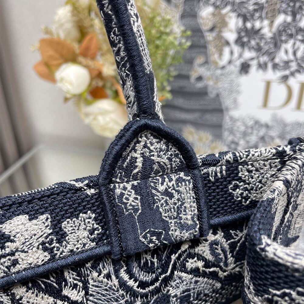 small D10r book tote