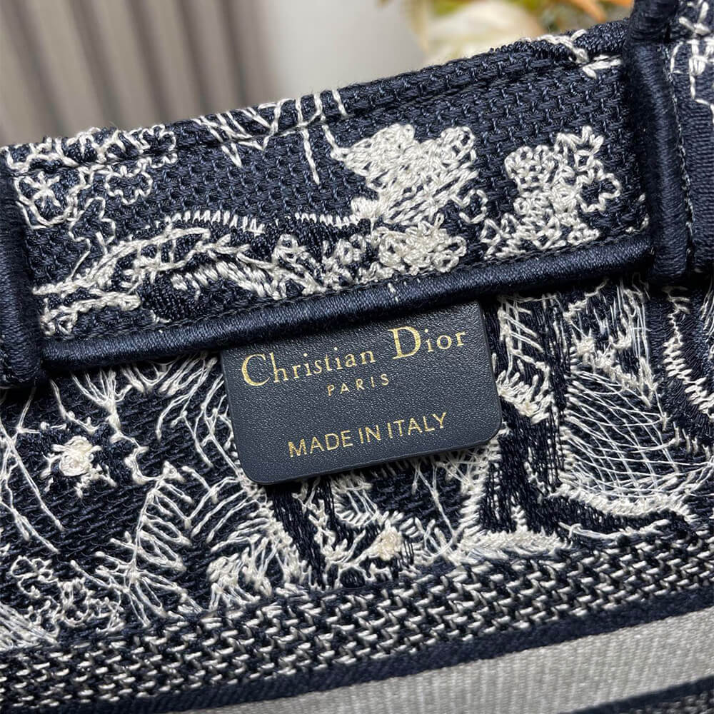 small D10r book tote