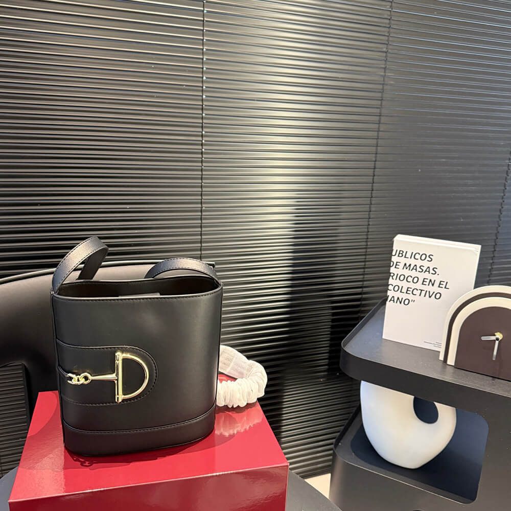 G*u*i 73 small bucket bag