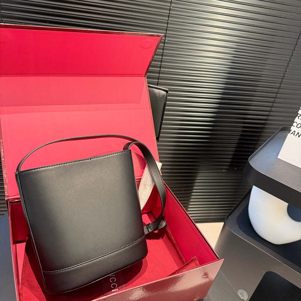 G*u*i 73 small bucket bag