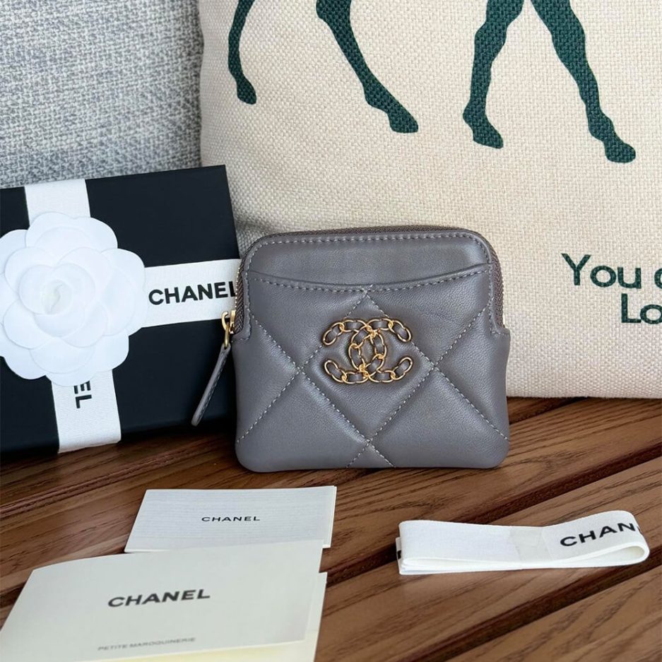 Ch**el 19 zipped coin purse