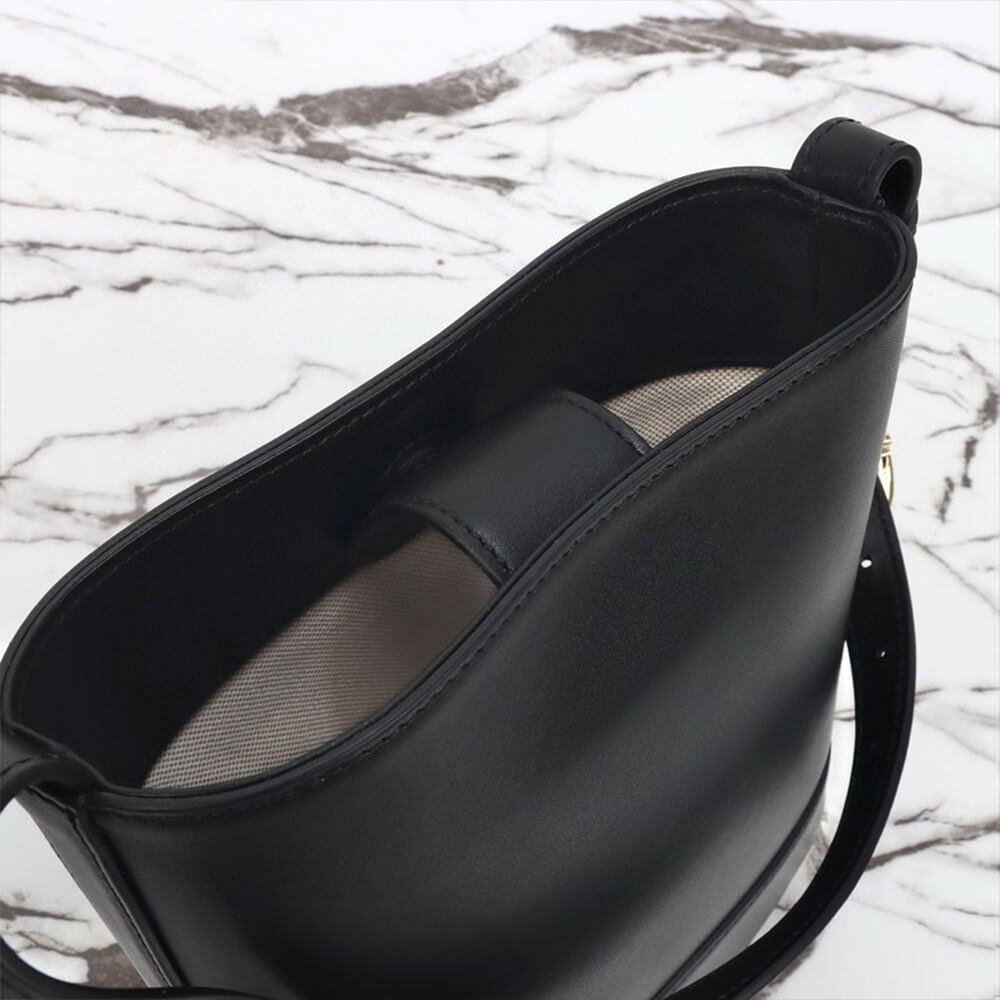 G*u*i 73 mini bucket bag