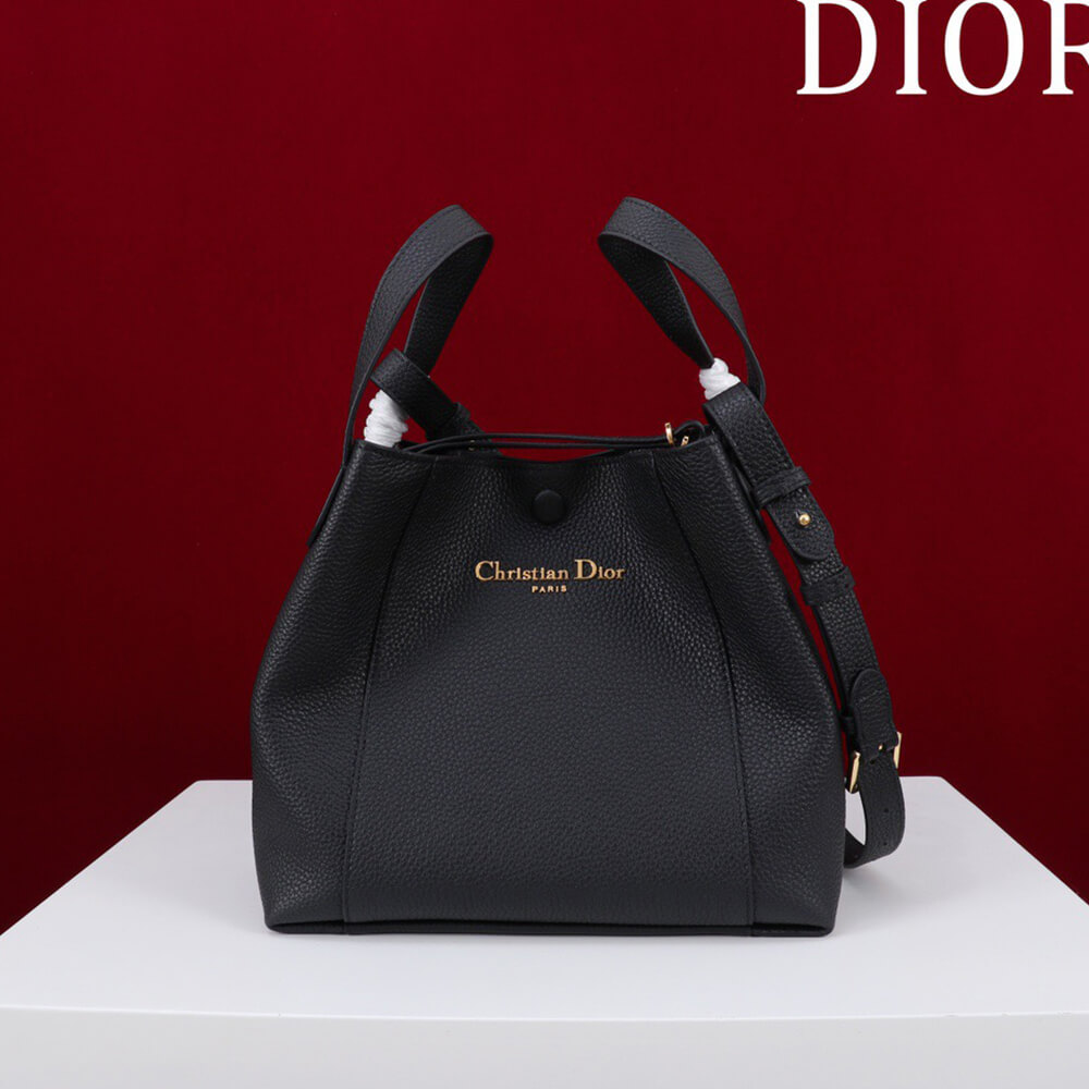 D10r medium signature bucket bag
