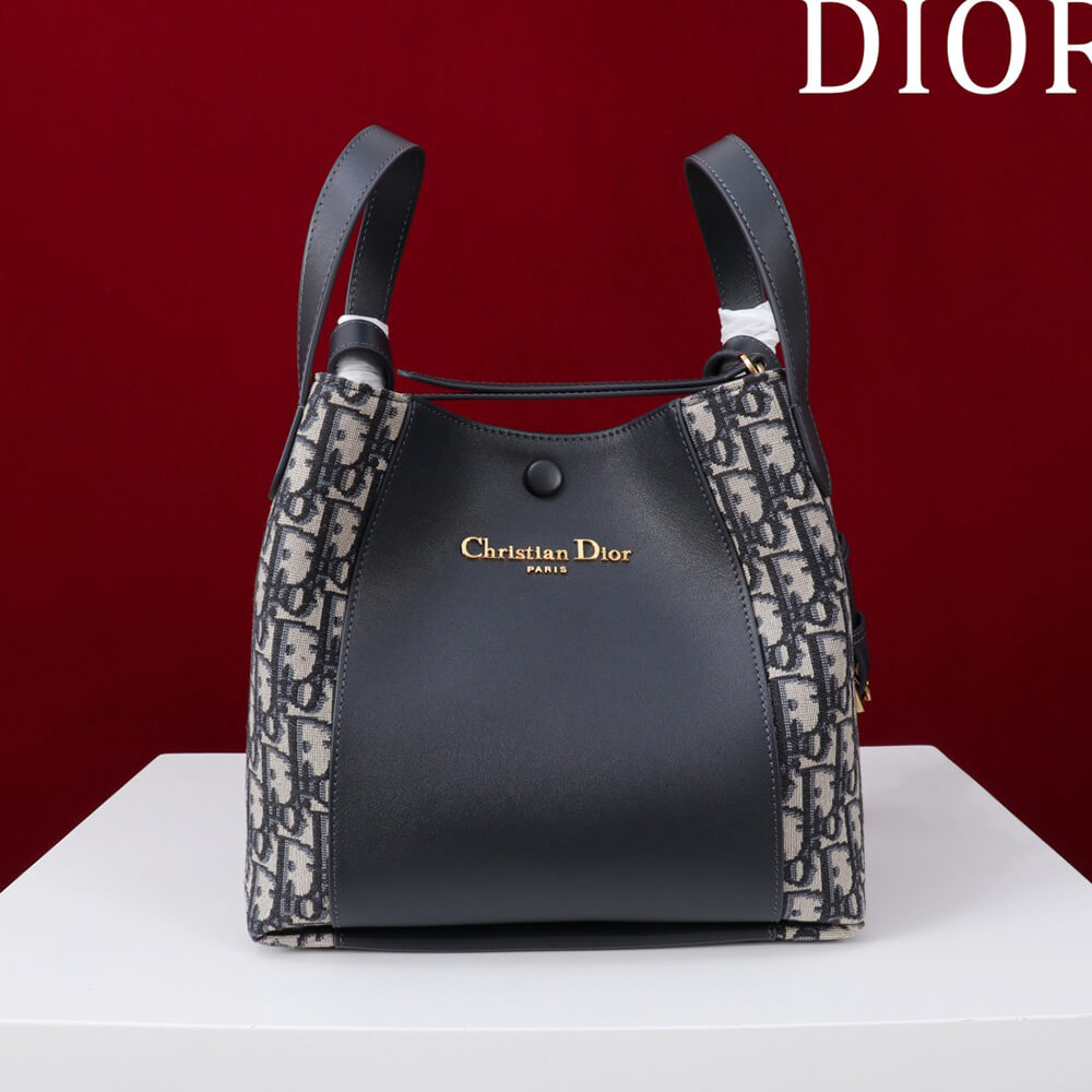 D10r medium signature bucket bag