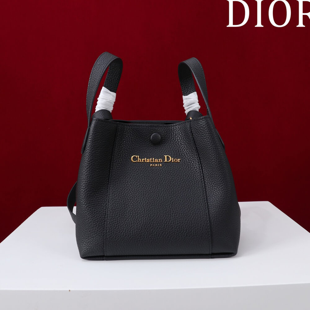 D10r small signature bucket bag