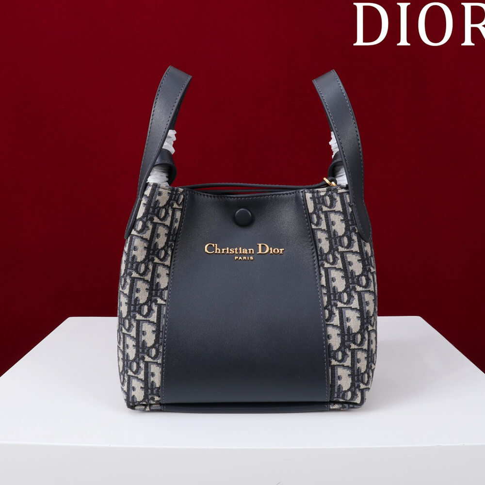 D10r small signature bucket bag