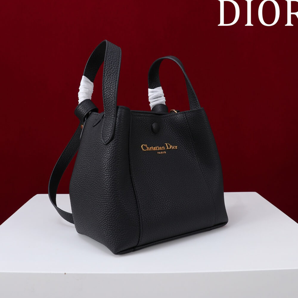D10r small signature bucket bag