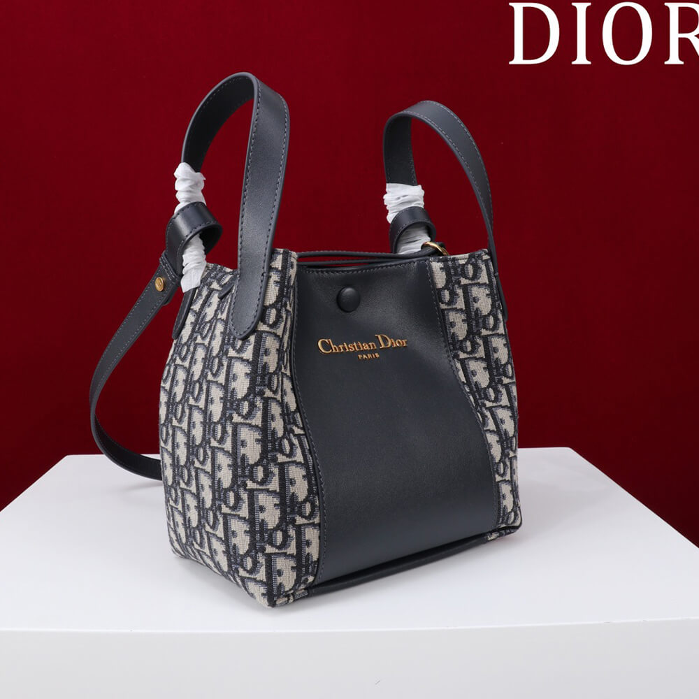 D10r small signature bucket bag
