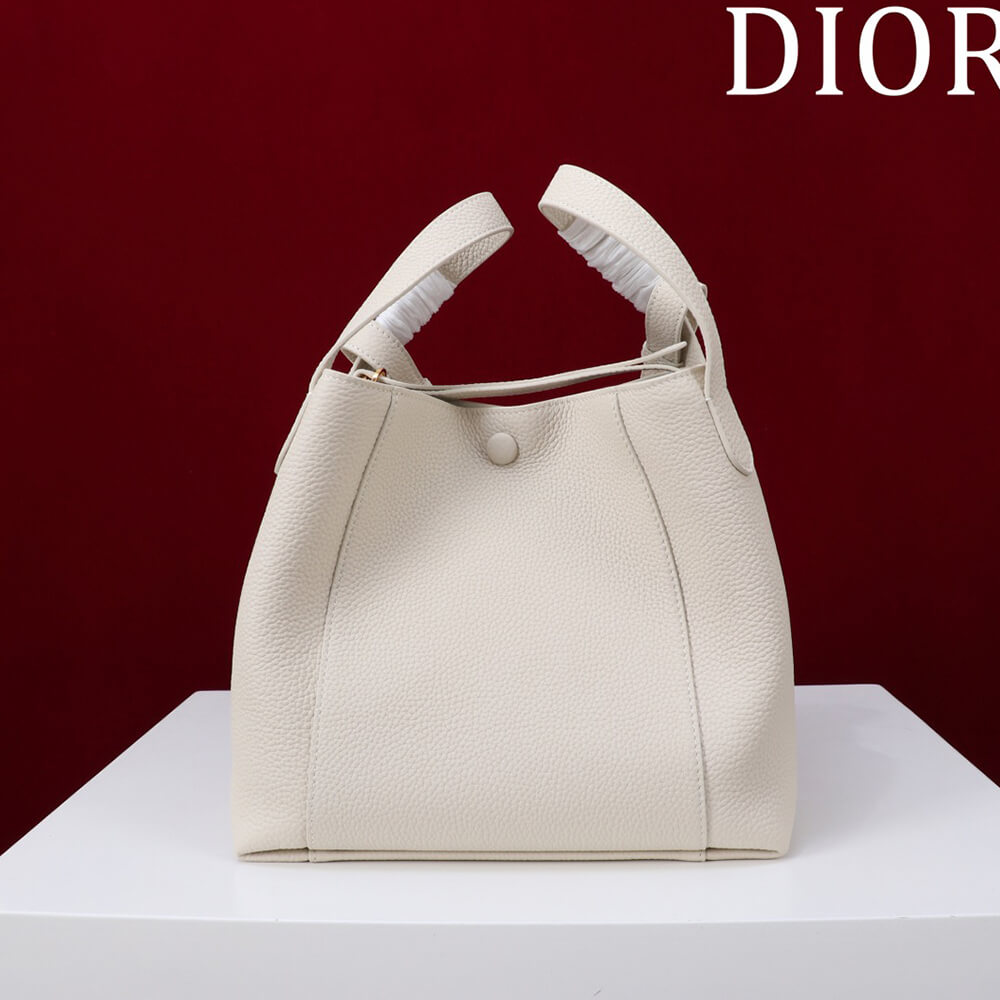 D10r medium signature bucket bag