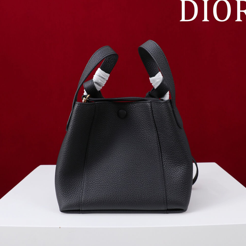 D10r small signature bucket bag