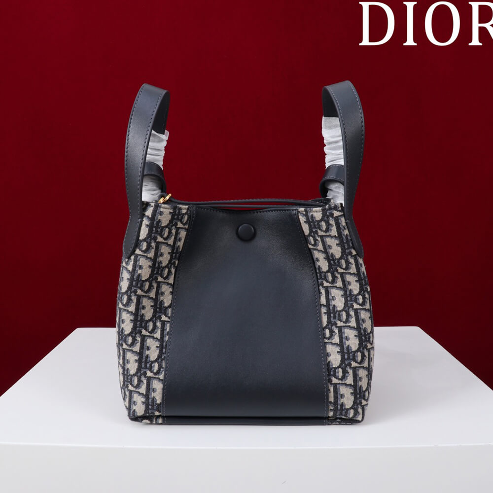 D10r small signature bucket bag