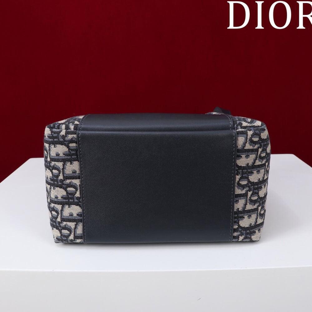 D10r small signature bucket bag