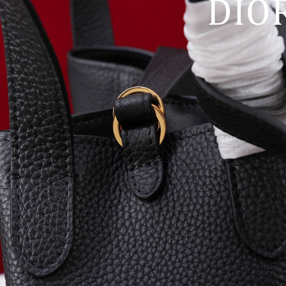 D10r small signature bucket bag