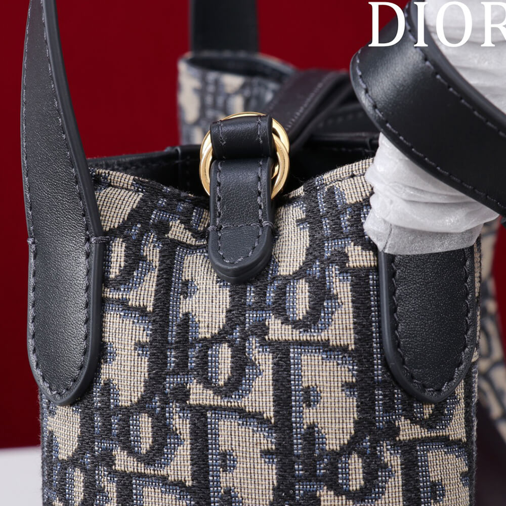D10r small signature bucket bag