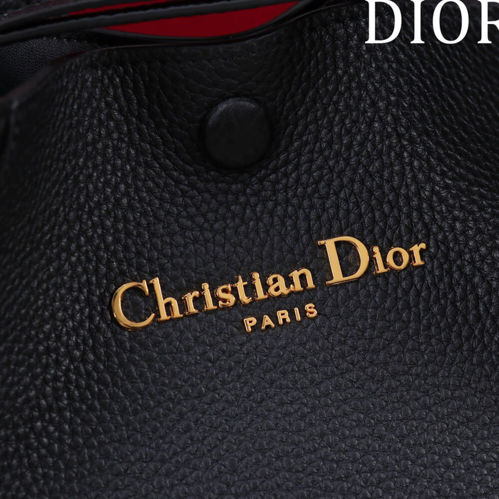 D10r medium signature bucket bag