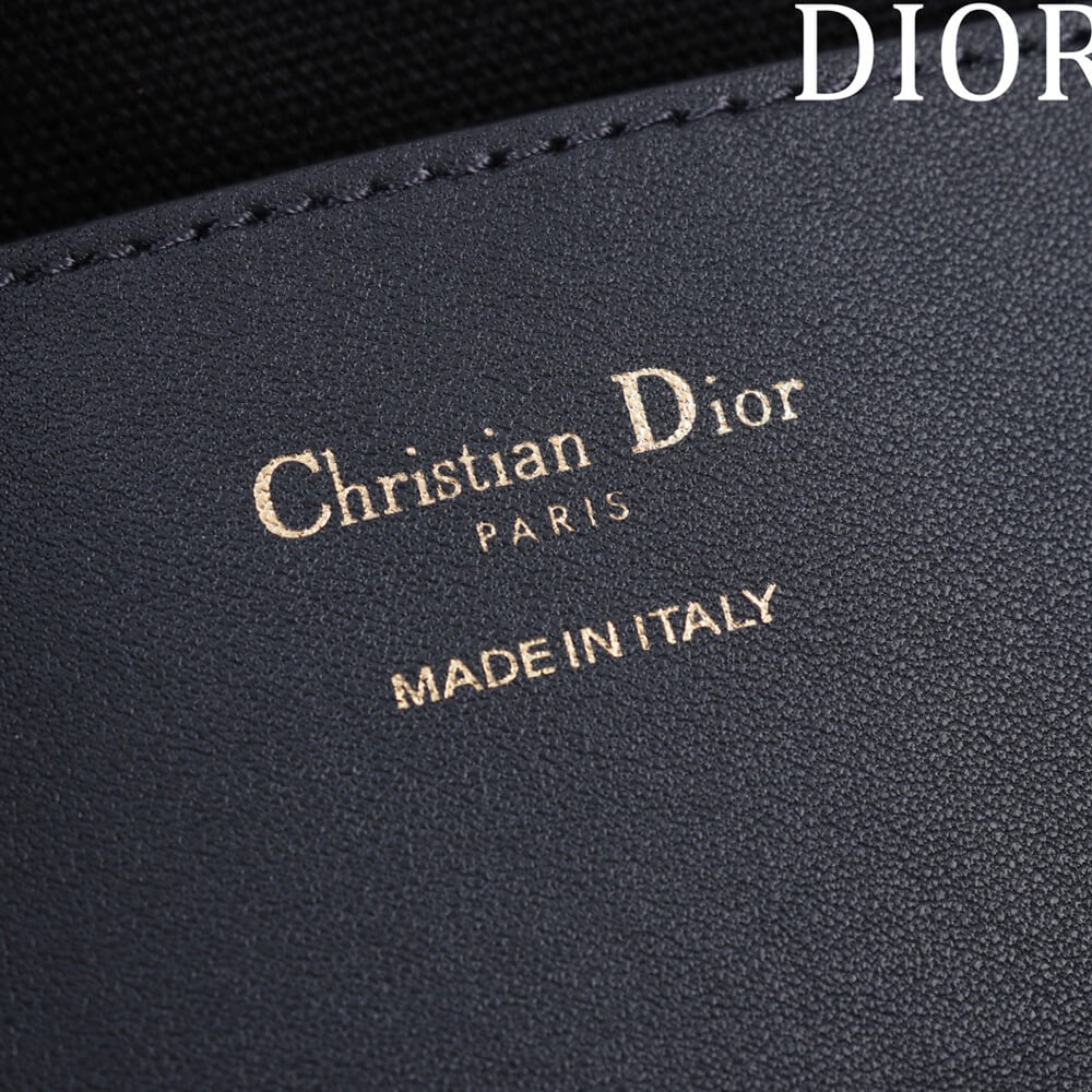 D10r small signature bucket bag
