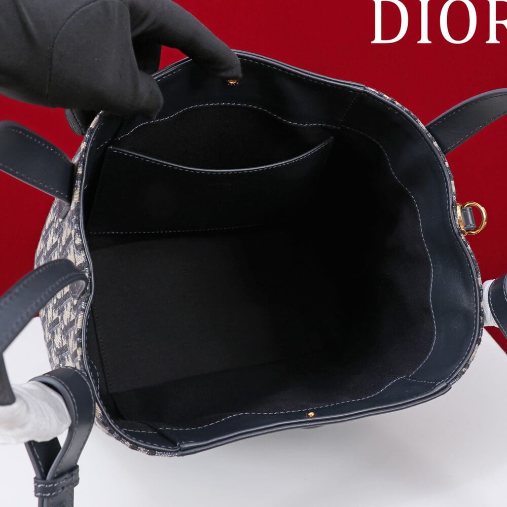 D10r medium signature bucket bag