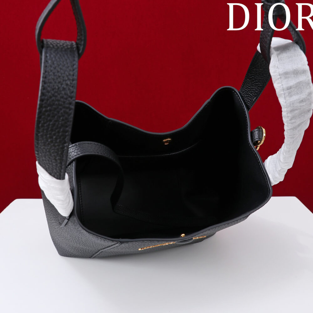 D10r small signature bucket bag