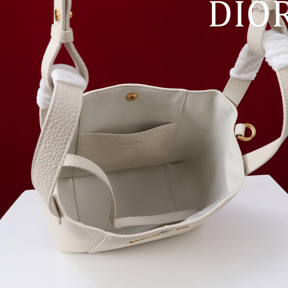 D10r small signature bucket bag