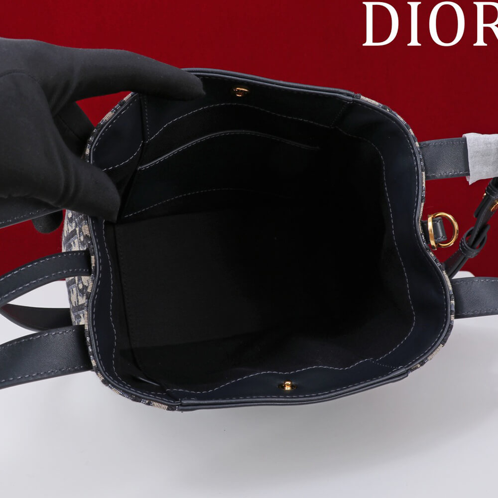 D10r small signature bucket bag