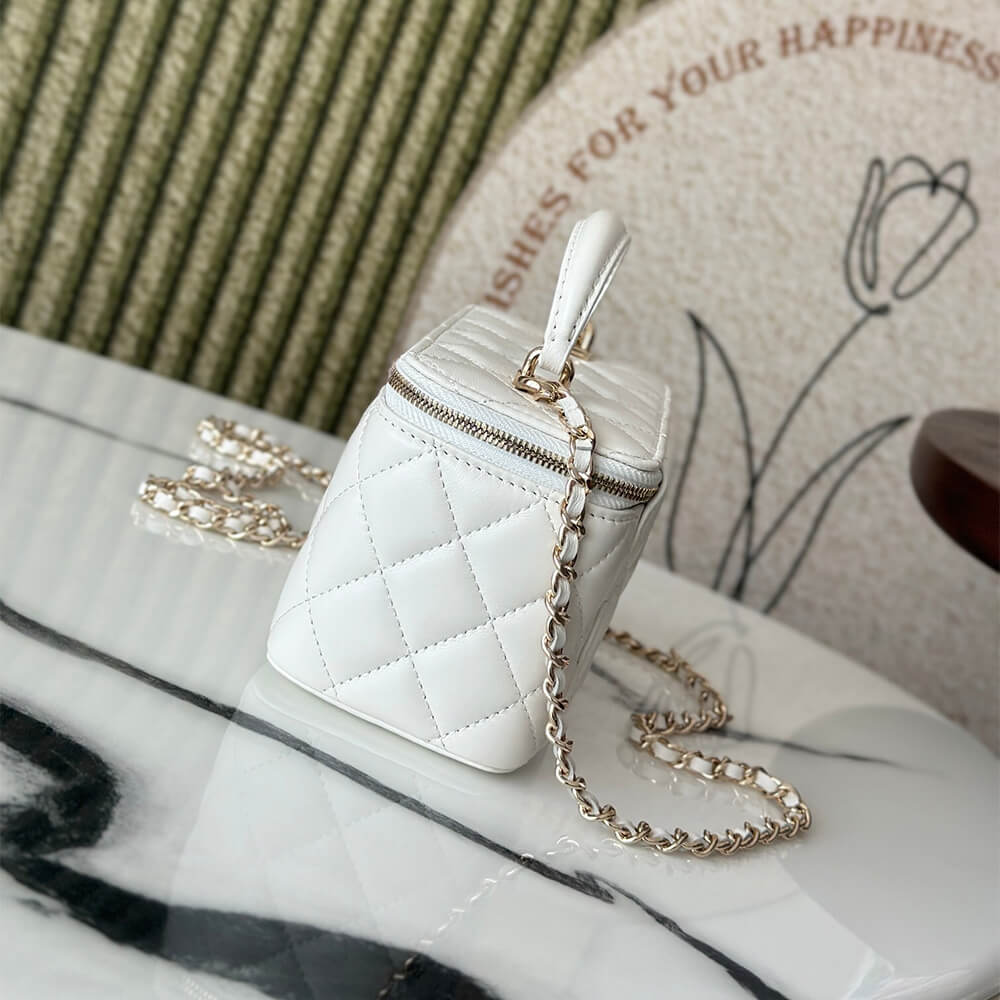 Ch**el long vanity with chain