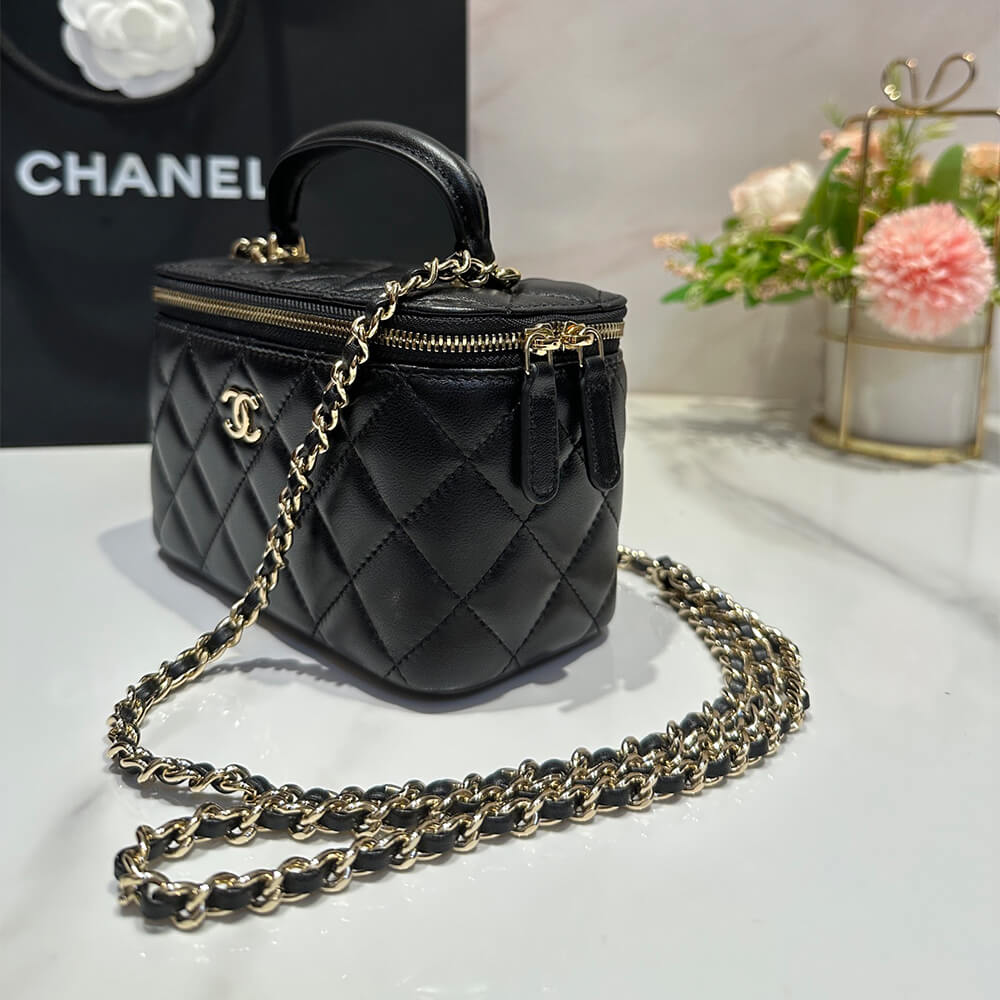Ch**el long vanity with chain