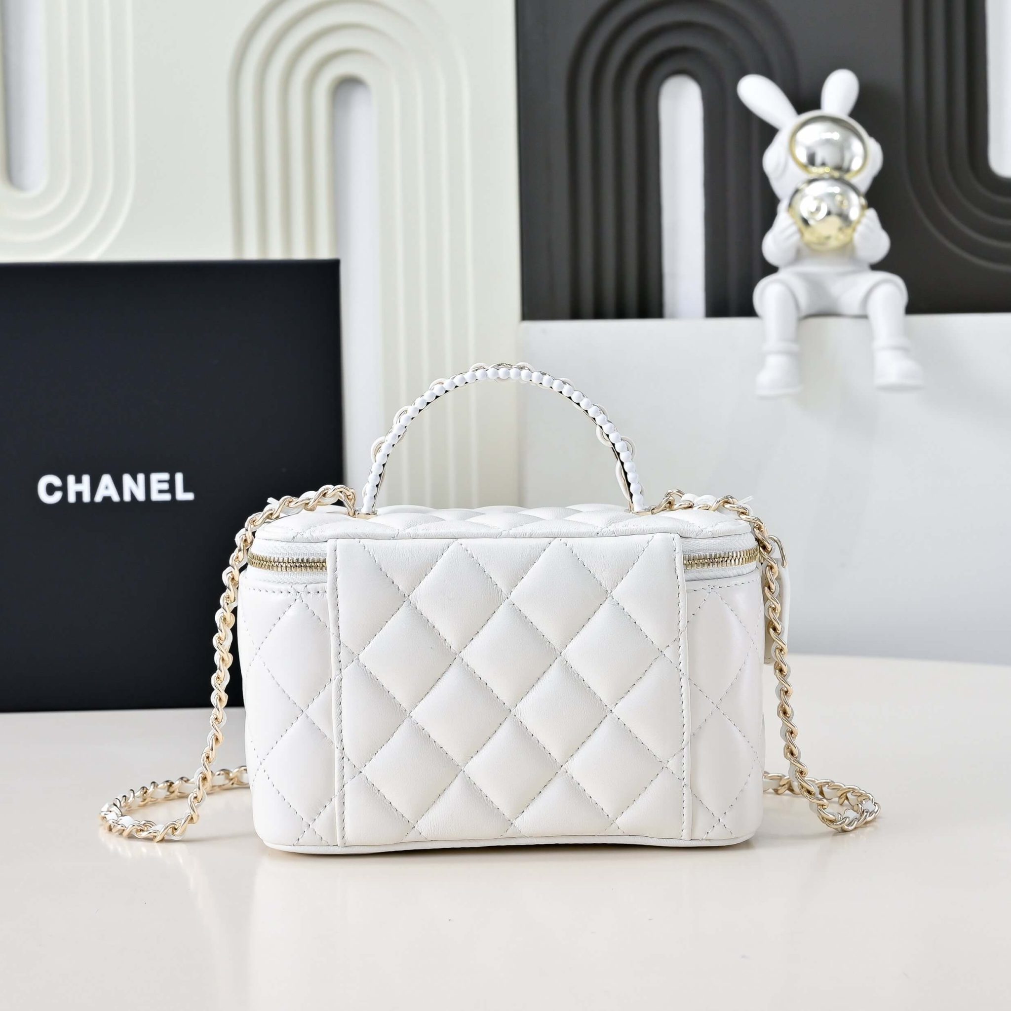 Ch**el long vanity with chain