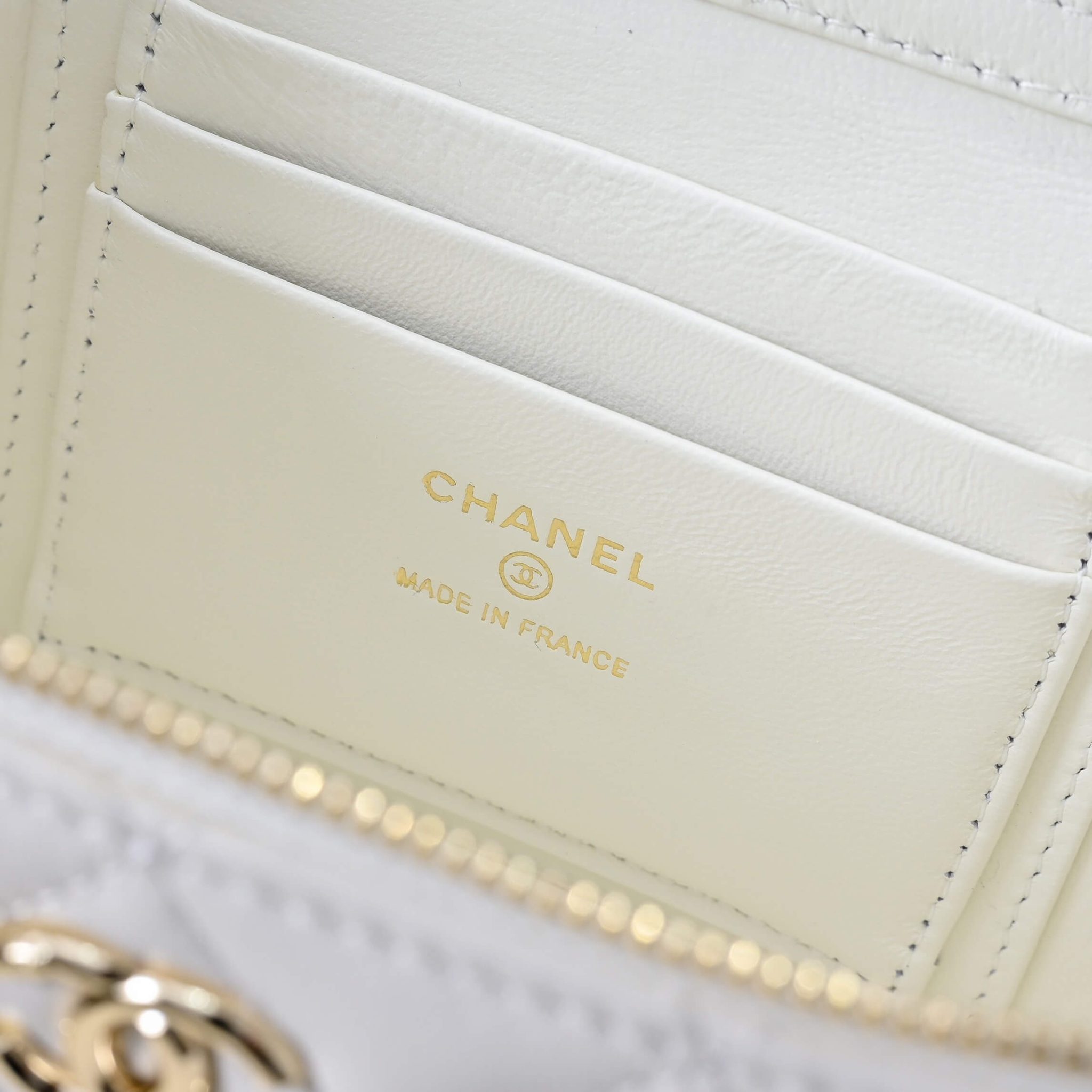 Ch**el long vanity with chain