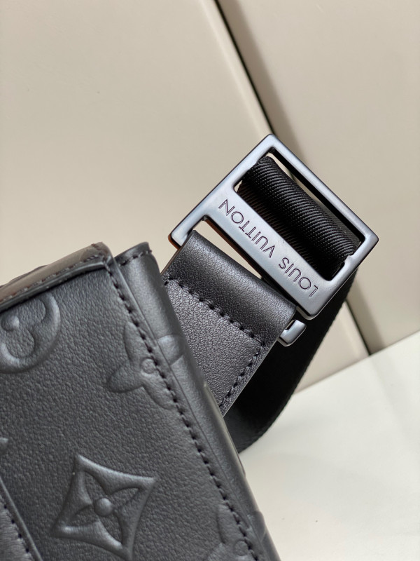 l0*is V*t0n trunk slingbag