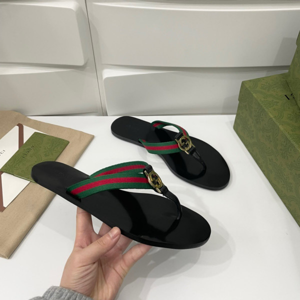 G*u*i slippers