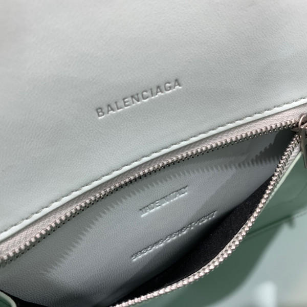 Ba*len*cia*ga hourglass