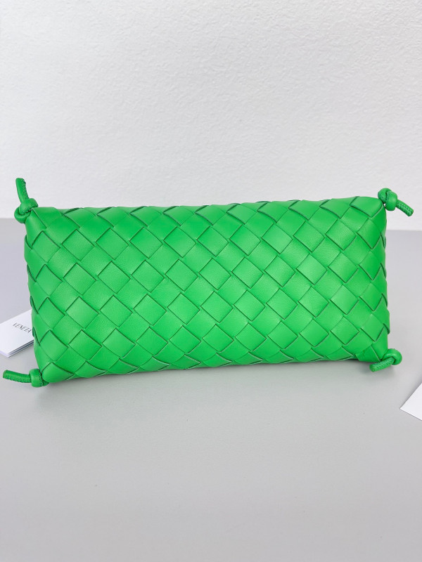 bo*te*ga Ve*ne*ta pouch on strap