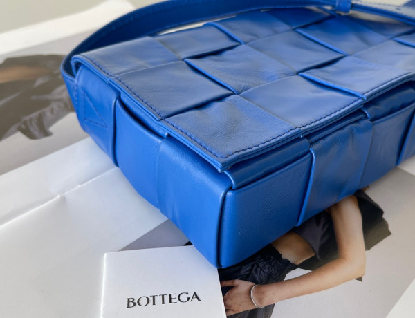 bo*te*ga Ve*ne*ta cassette