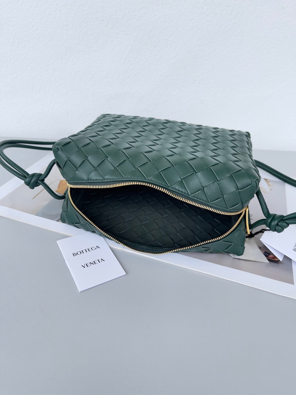 bo*te*ga Ve*ne*ta small loop camera bag