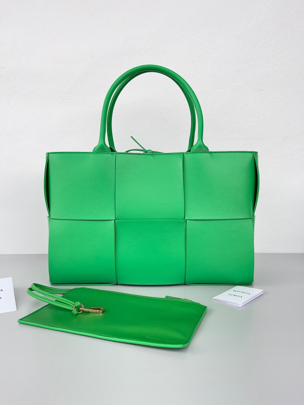 bo*te*ga Ve*ne*ta arco medium tote