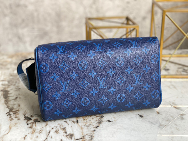 l0*is V*t0n dopp kit toilet pouch