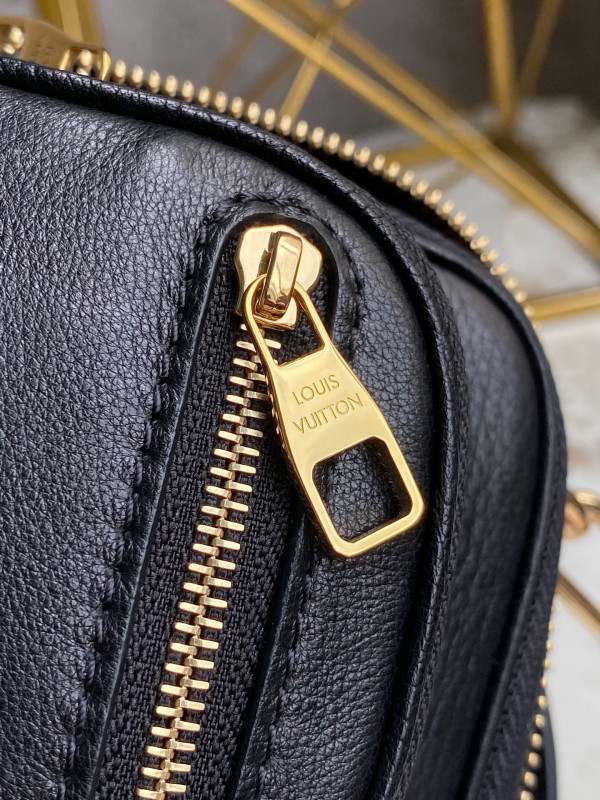 l0*is V*t0n utility crossbody