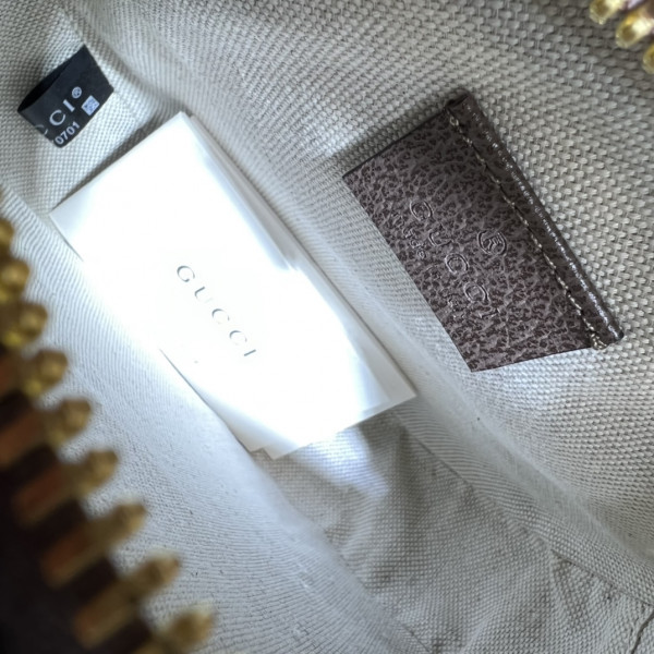 G*u*i round shoulder bag with double g