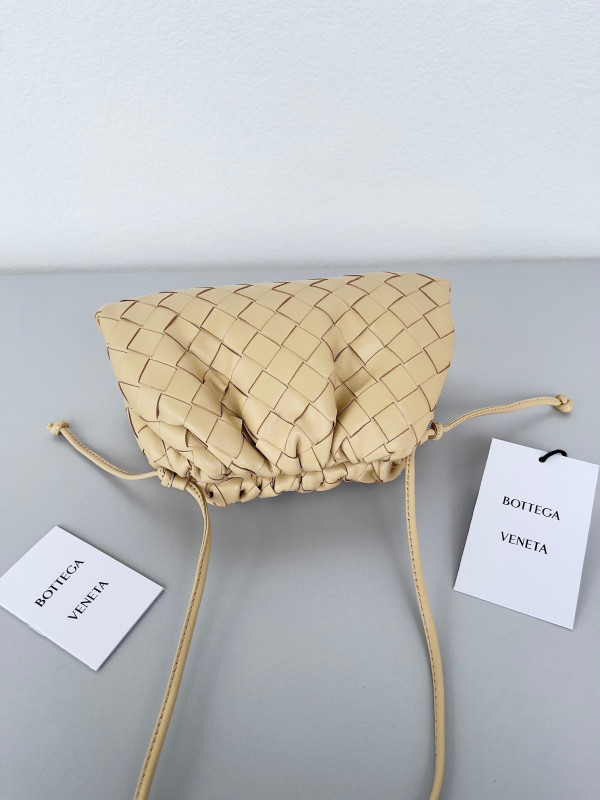 bo*te*ga Ve*ne*ta mini pouch