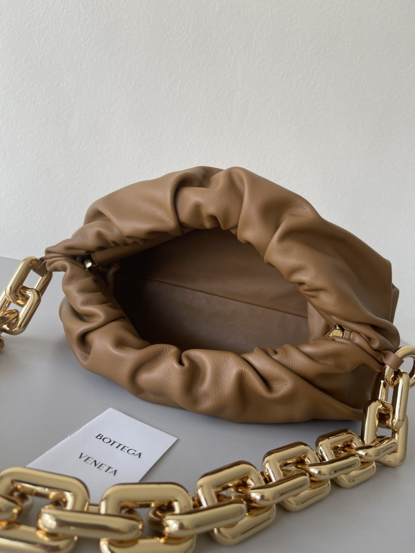 bo*te*ga Ve*ne*ta the chain pouch